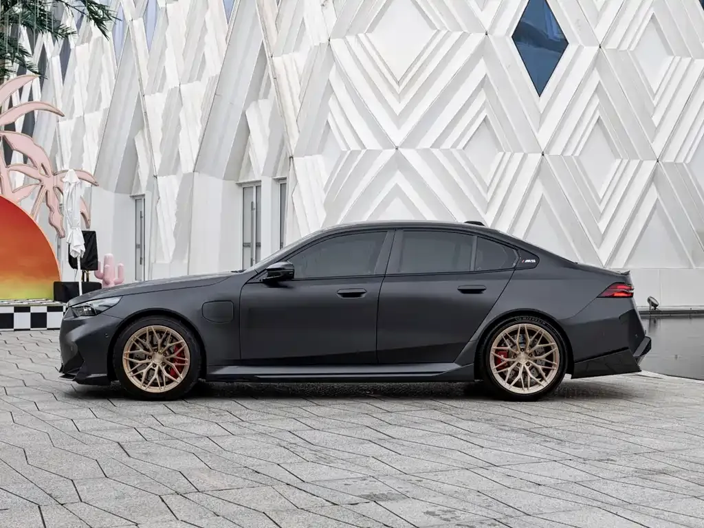 BMW M5 New Energy — фото 9