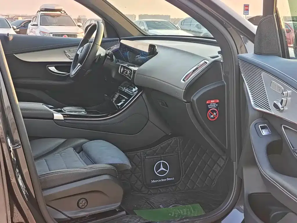 Mercedes-Benz EQC — фото 10