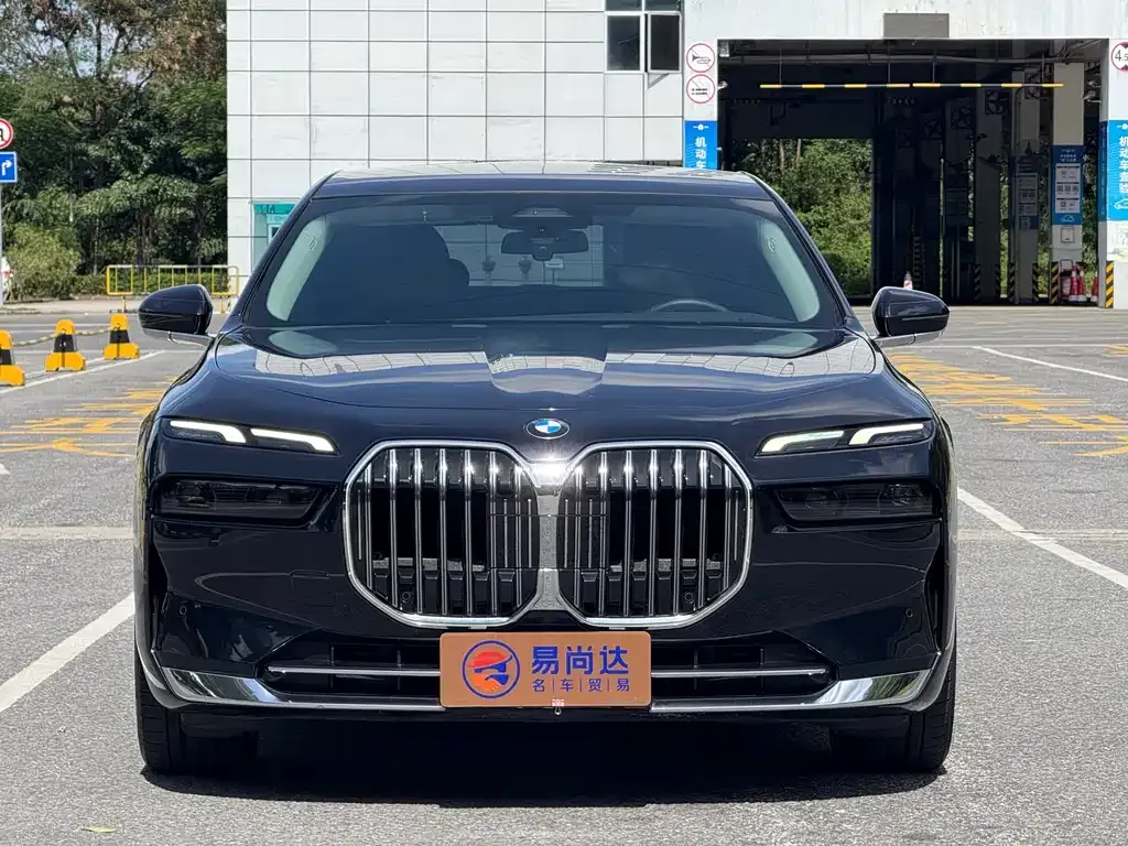 BMW 7 Series — фото 1