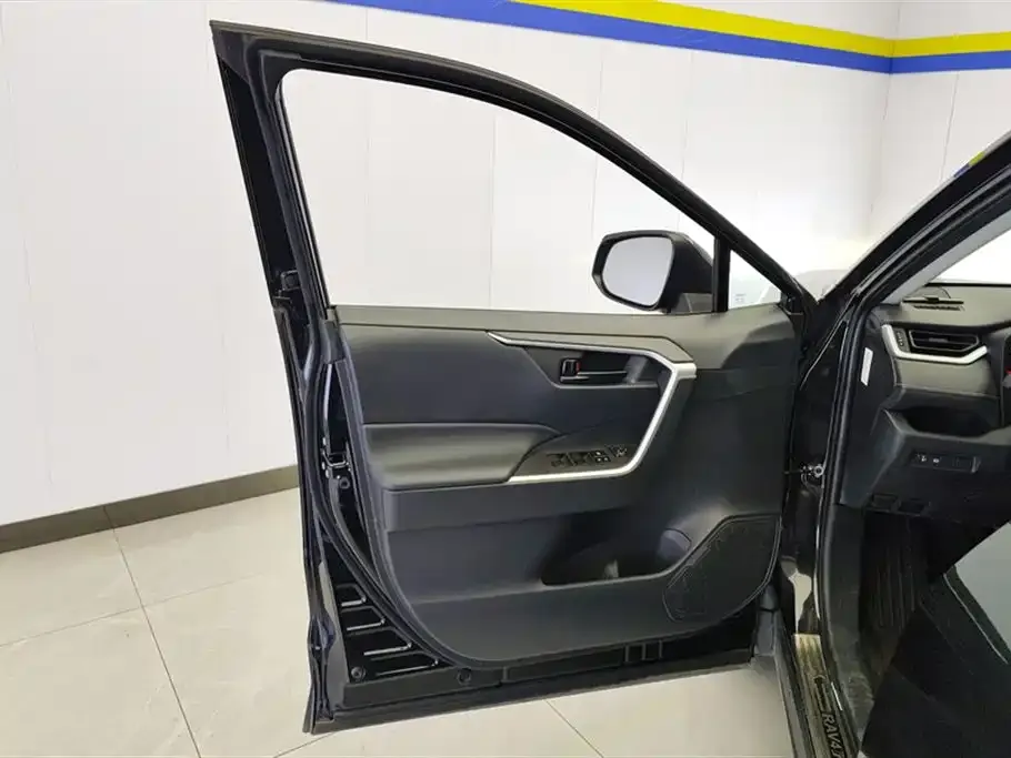 Toyota RAV4 — фото 7