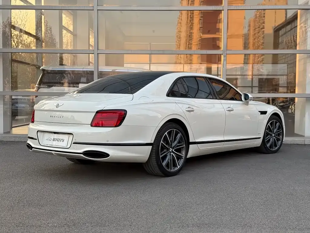 Bentley Flying Spur PHEV — фото 4