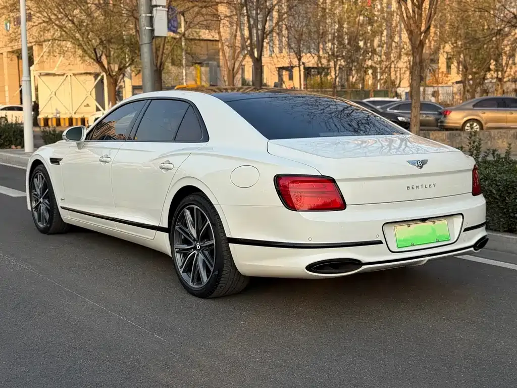 Bentley Flying Spur PHEV — фото 9