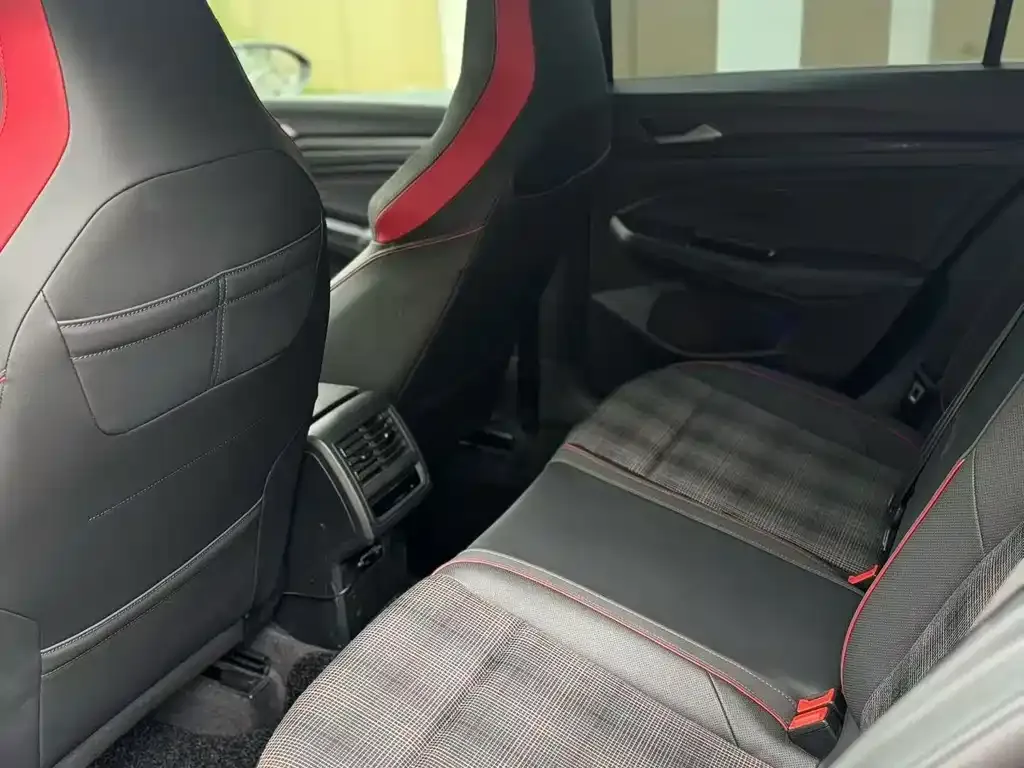Volkswagen Golf GTI — фото 7