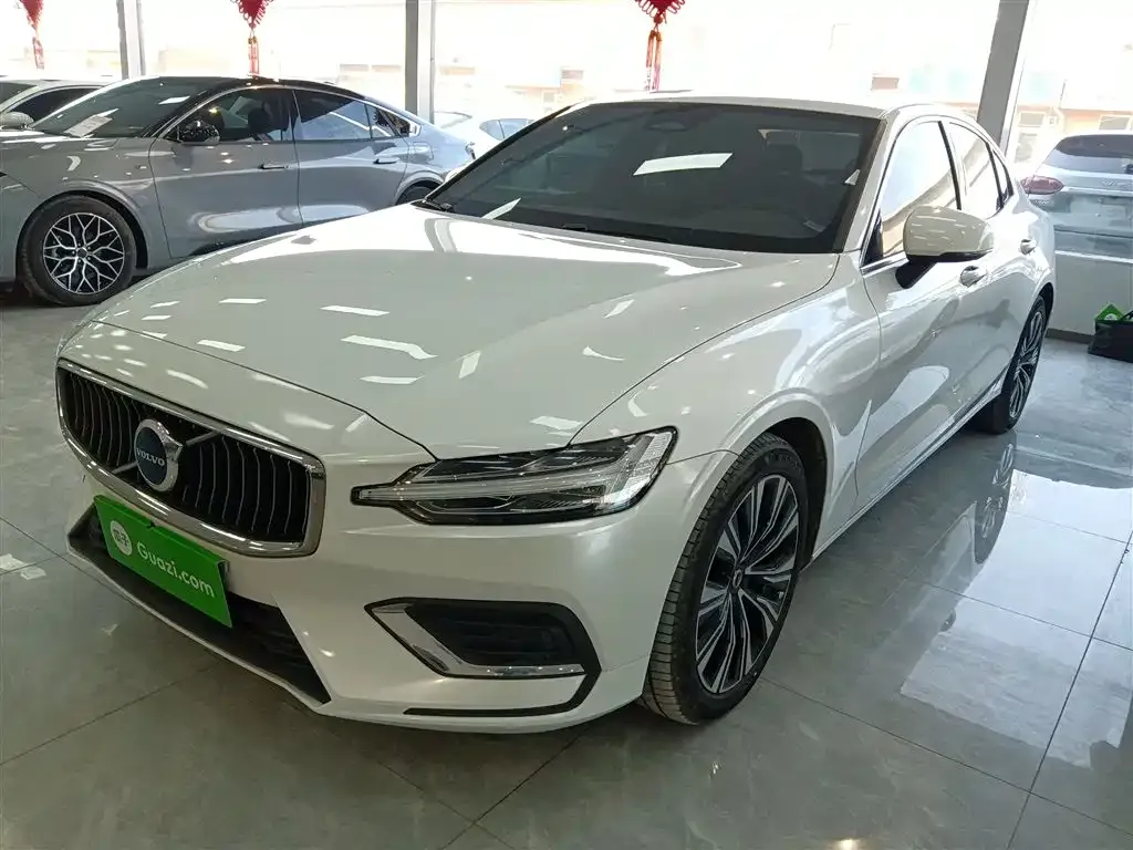 Volvo S60 — фото 1