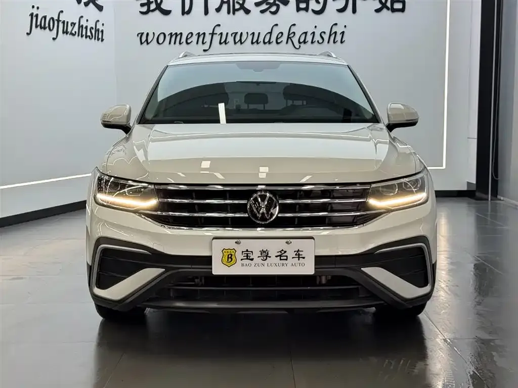 Volkswagen Tiguan L — фото 1