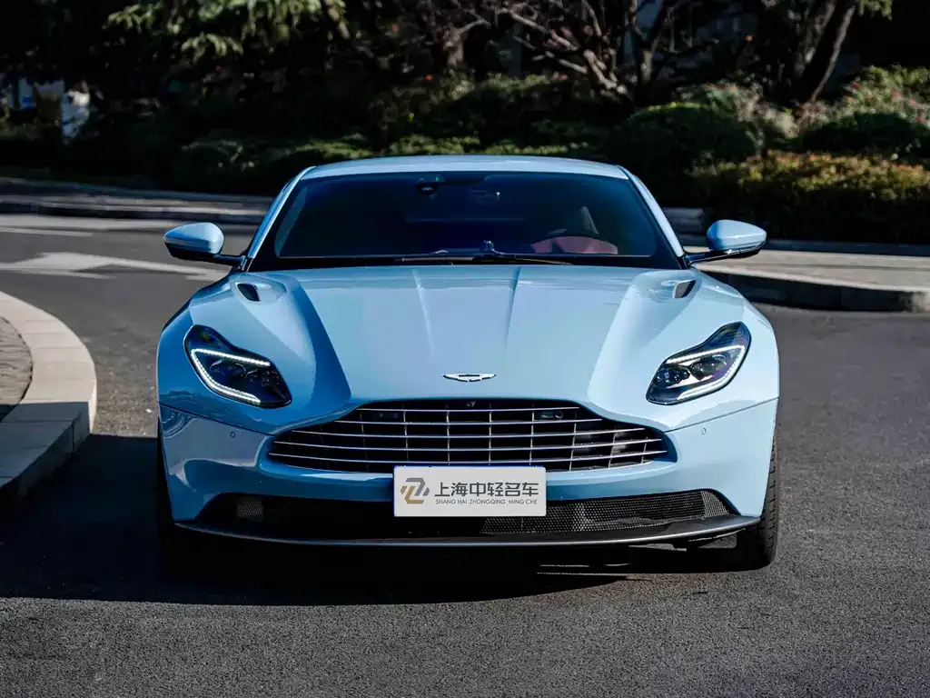 Aston Martin DB11 — фото 1