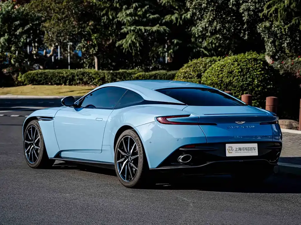 Aston Martin DB11 — фото 9