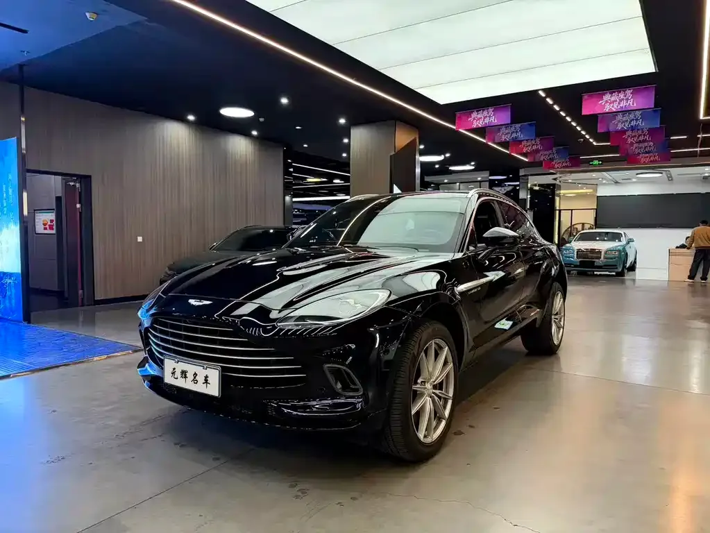 Aston Martin DBX — фото 1