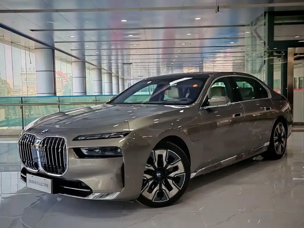 BMW i7 — фото 1