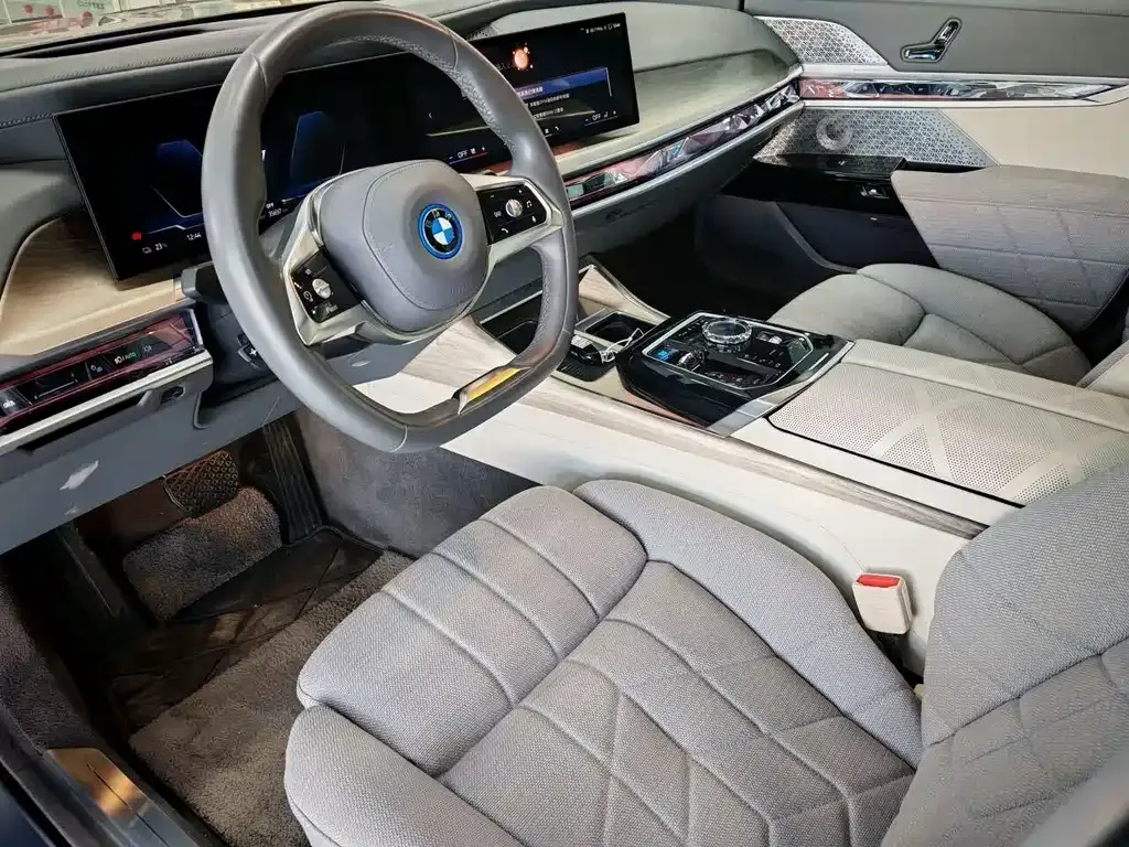BMW i7 — фото 8
