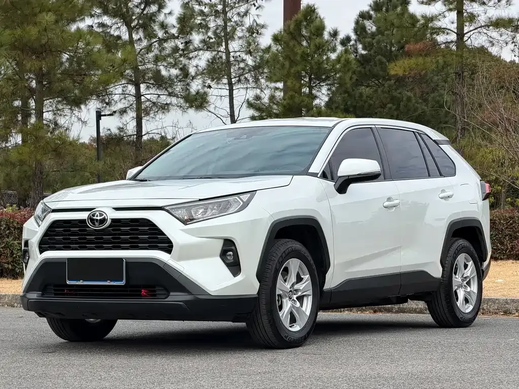 Toyota RAV4 — фото 1