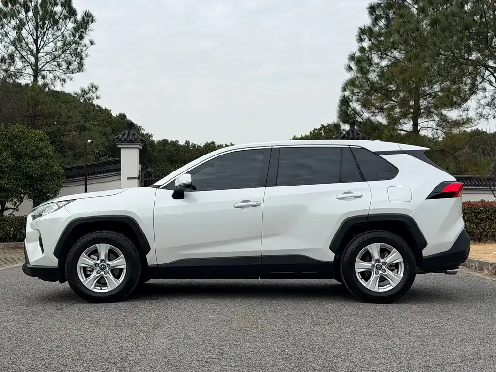 Toyota RAV4 — фото 7