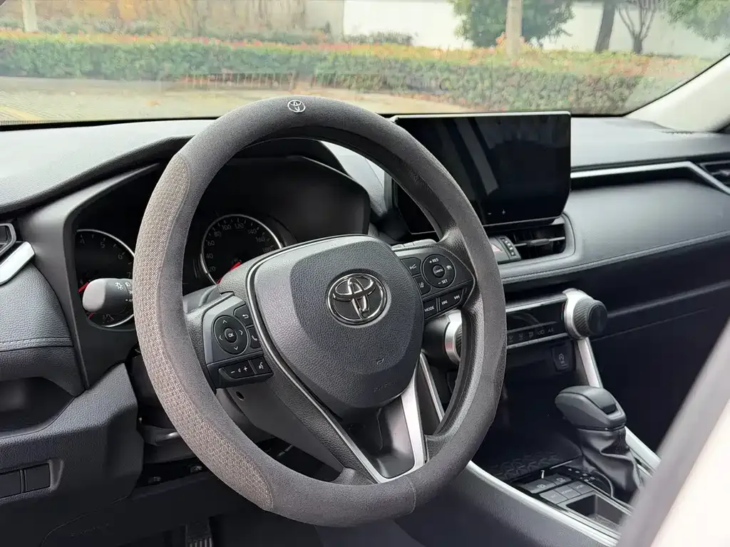 Toyota RAV4 — фото 9
