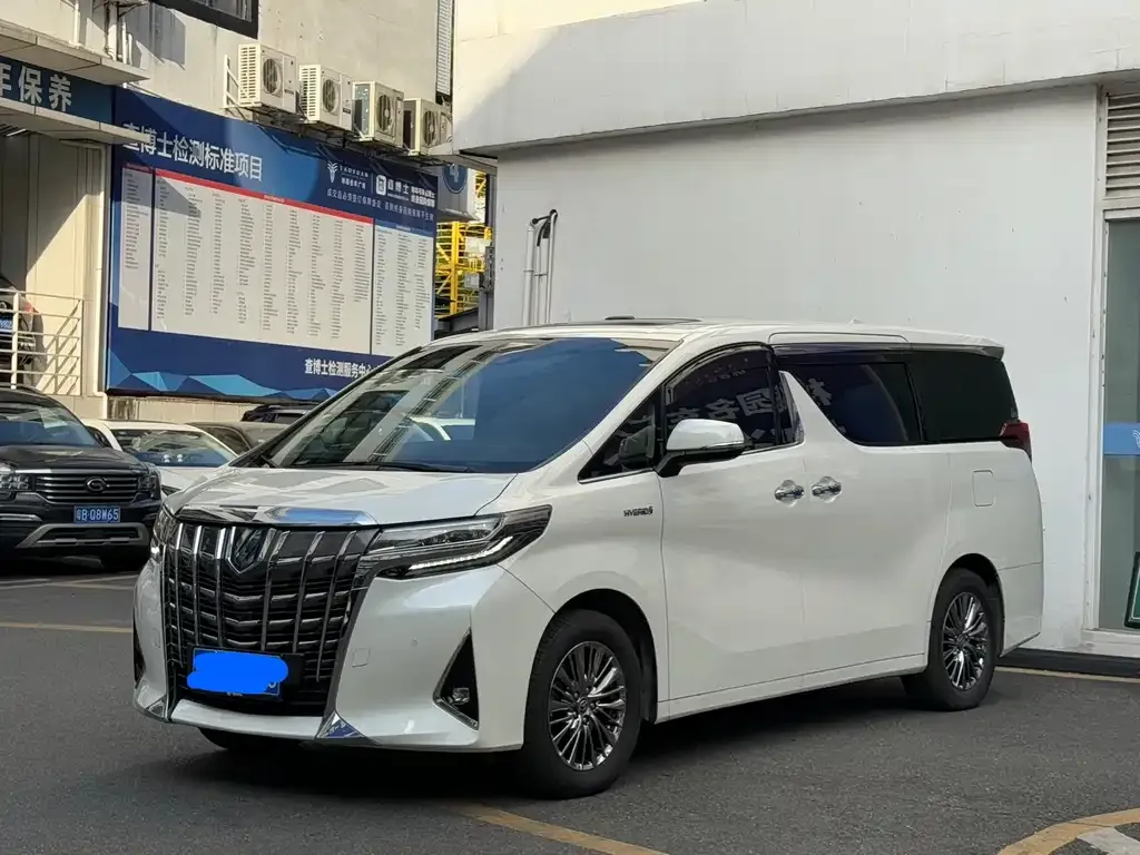 Toyota Alphard — фото 1