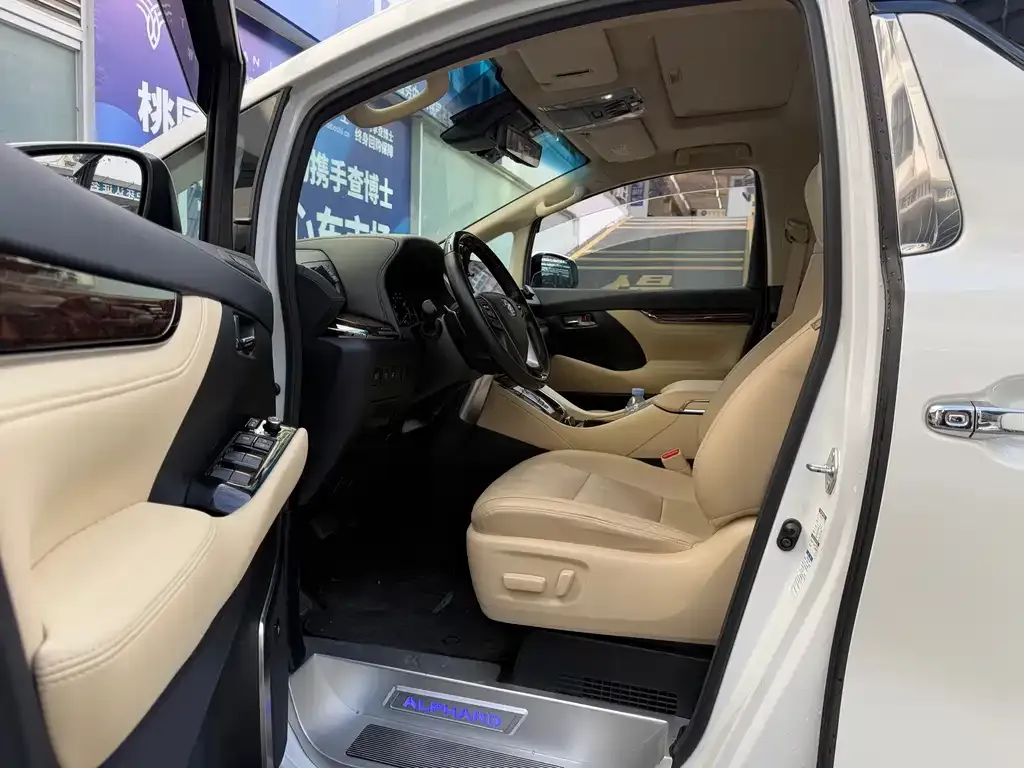 Toyota Alphard — фото 8