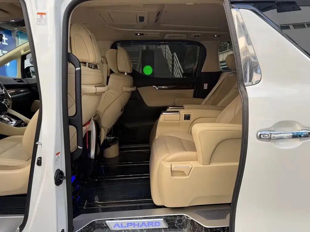 Toyota Alphard — фото 2