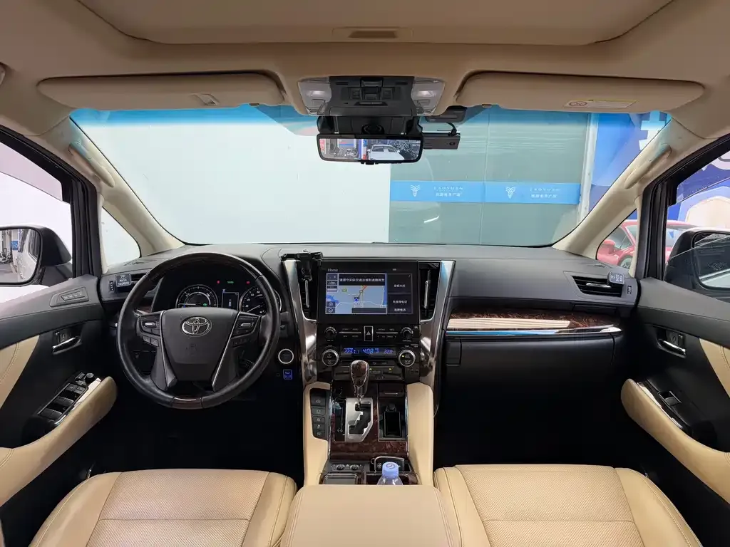 Toyota Alphard — фото 9