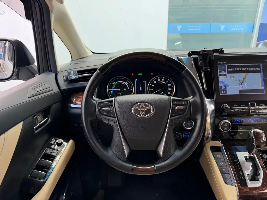 Toyota Alphard — фото 5