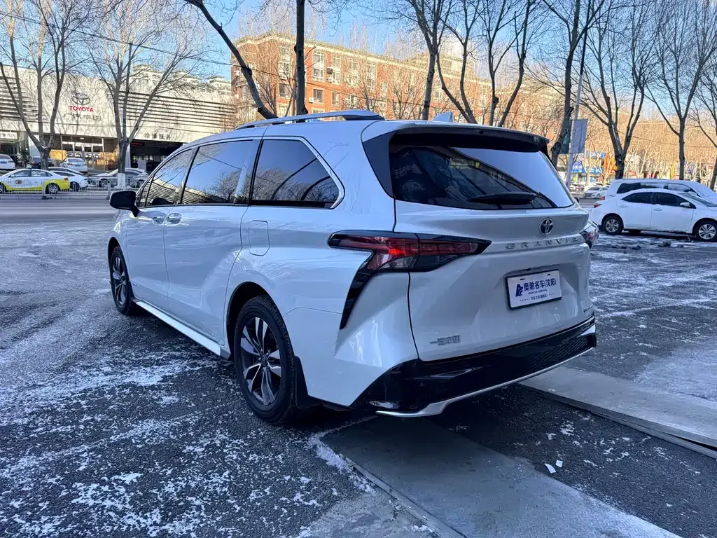 Toyota Granvia — фото 7