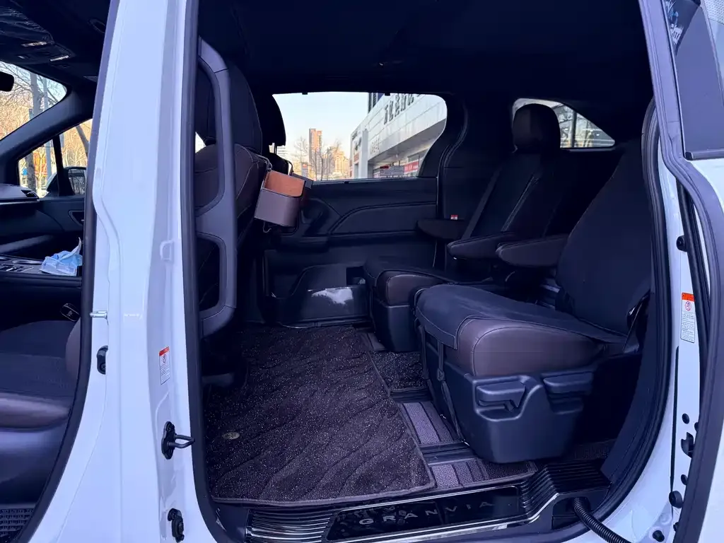 Toyota Granvia — фото 4