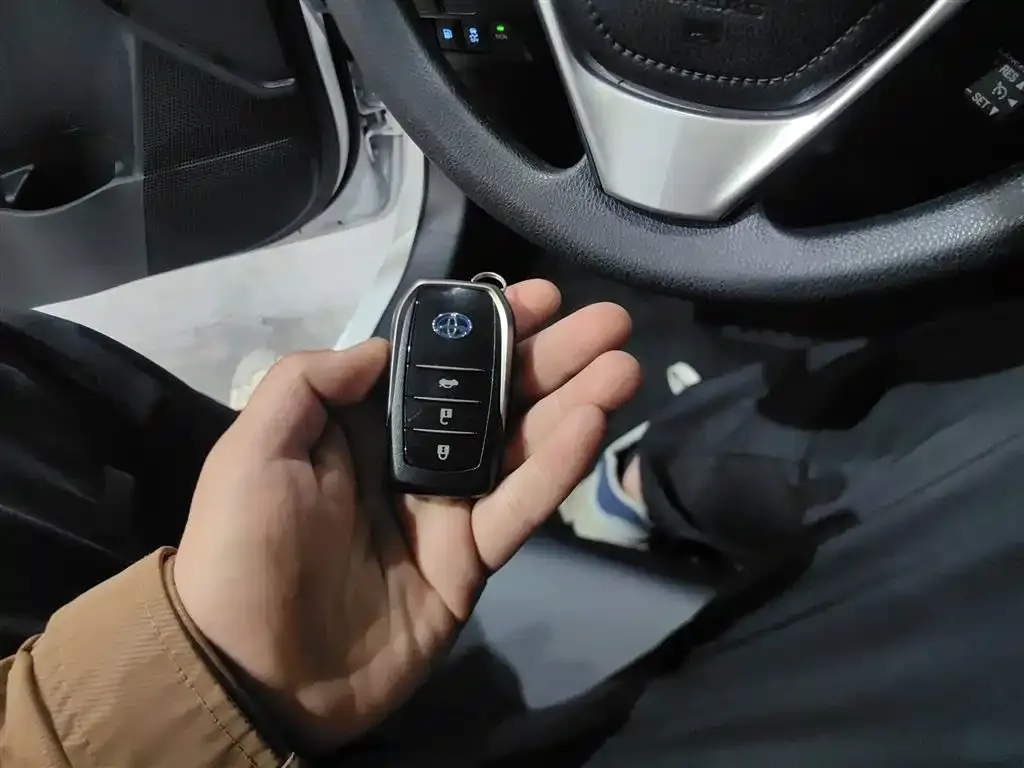 Toyota Corolla Hybrid — фото 2