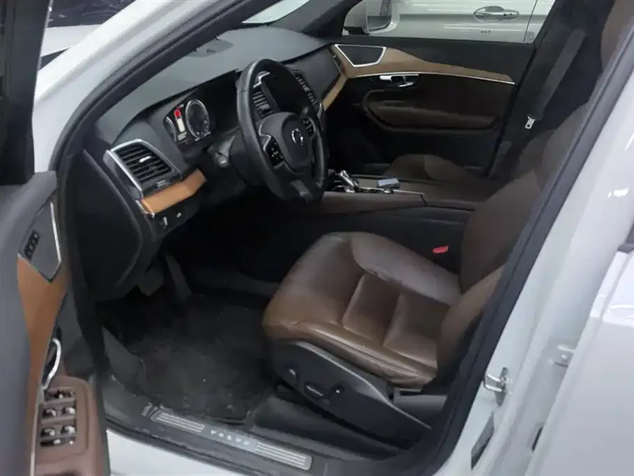 Volvo XC90 — фото 10