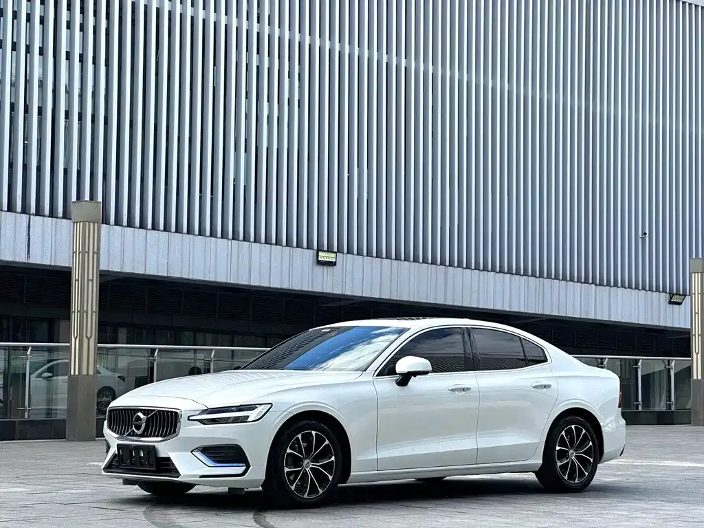 Volvo S60 — фото 1