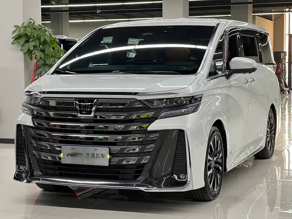 Toyota Vellfire — фото 1