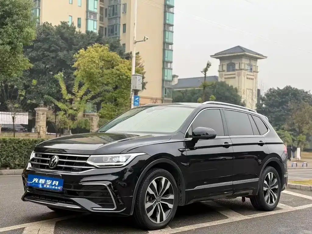 Volkswagen Tiguan L — фото 1