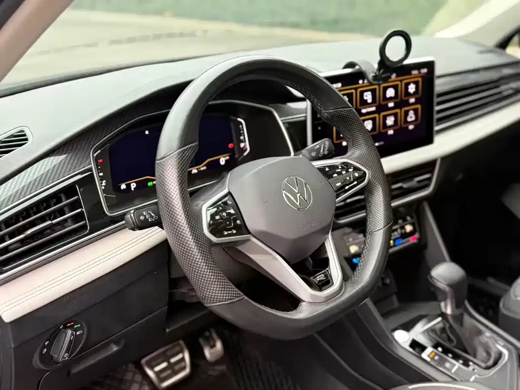 Volkswagen Tiguan L — фото 8