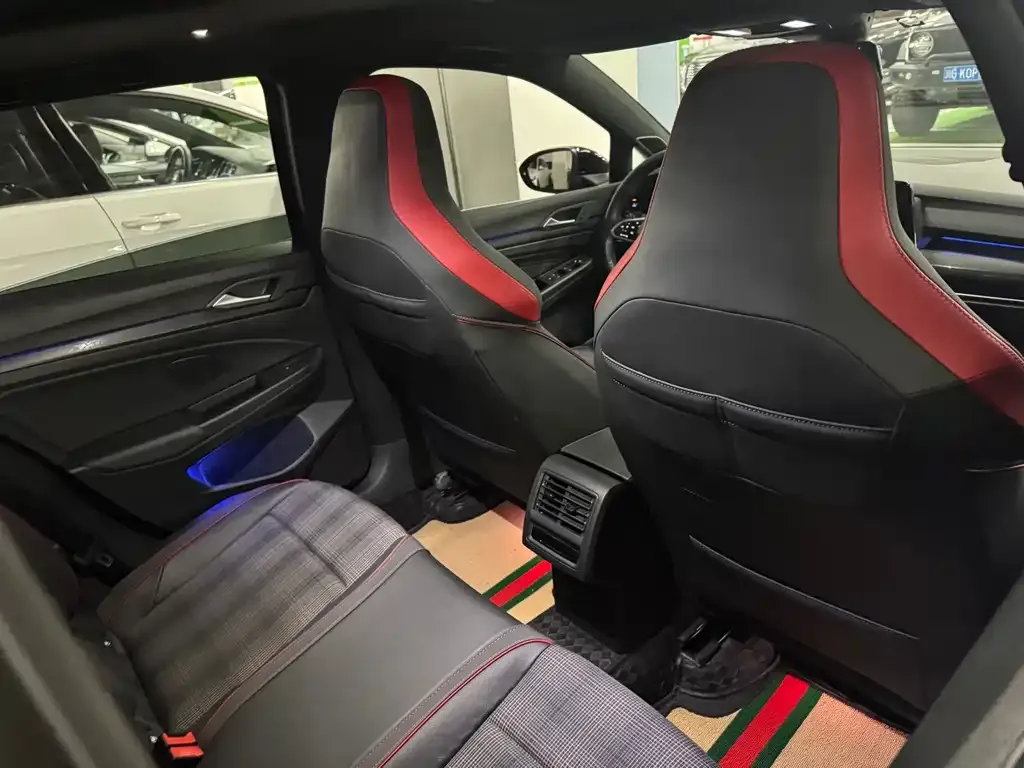 Volkswagen Golf GTI — фото 10