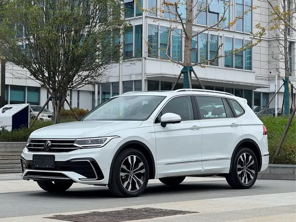 Volkswagen Tiguan L — фото 1