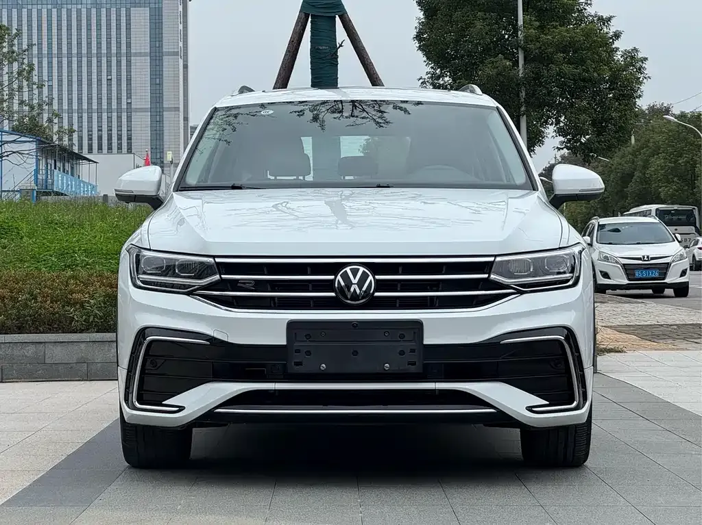 Volkswagen Tiguan L — фото 4