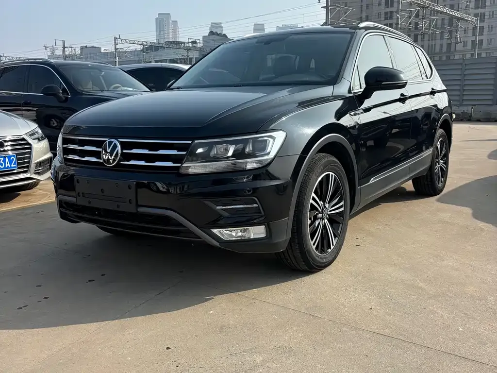 Volkswagen Tiguan L — фото 1