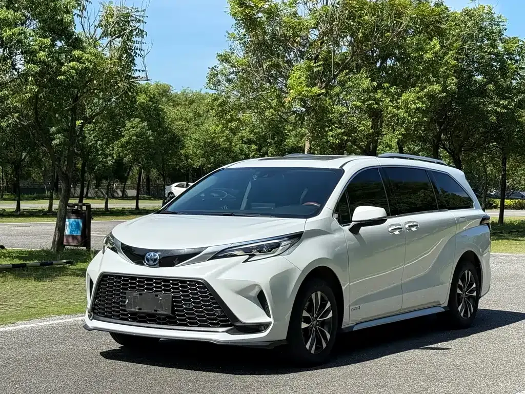 Toyota Granvia — фото 1