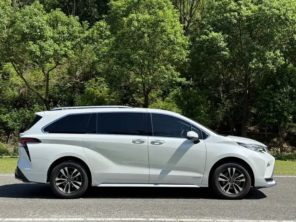 Toyota Granvia — фото 7