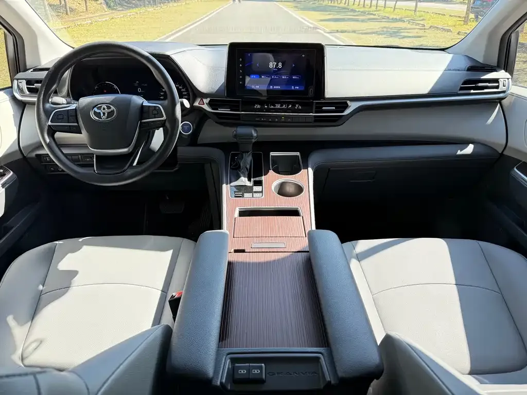 Toyota Granvia — фото 3