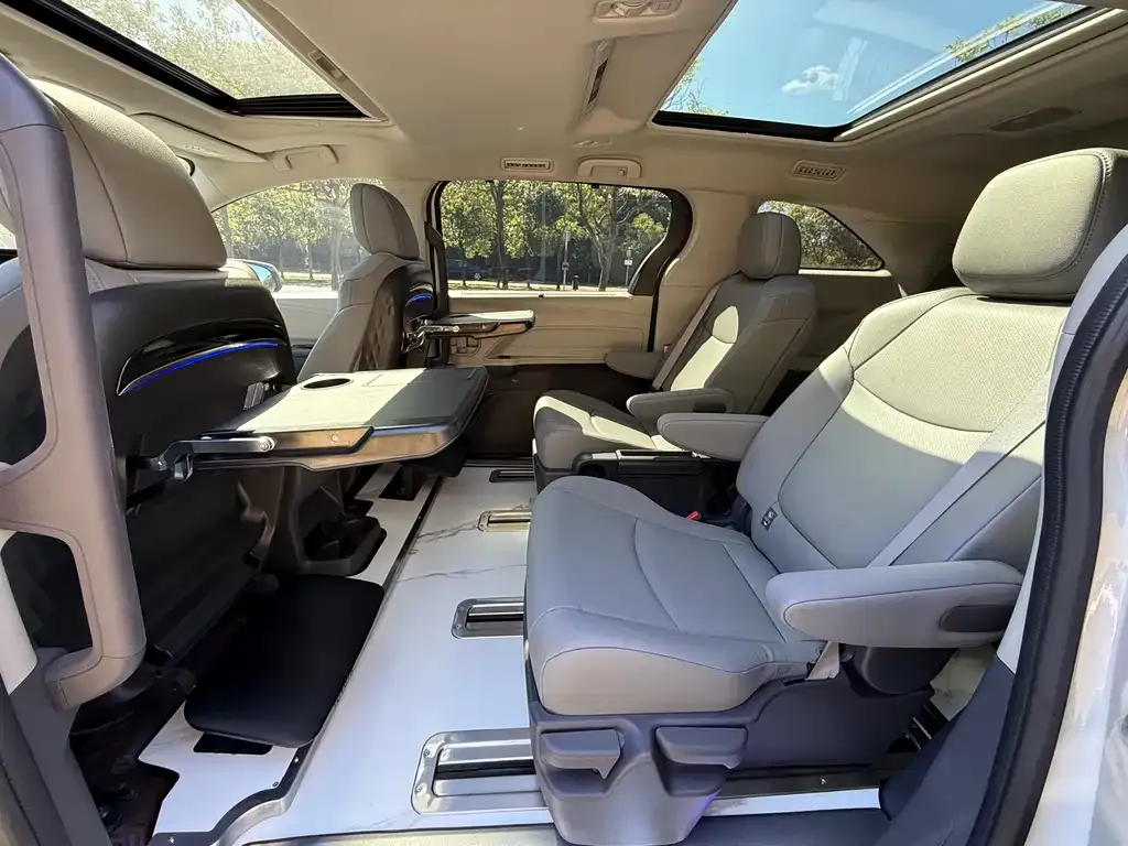 Toyota Granvia — фото 2