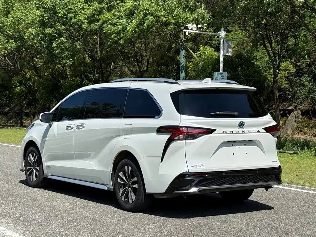 Toyota Granvia — фото 5
