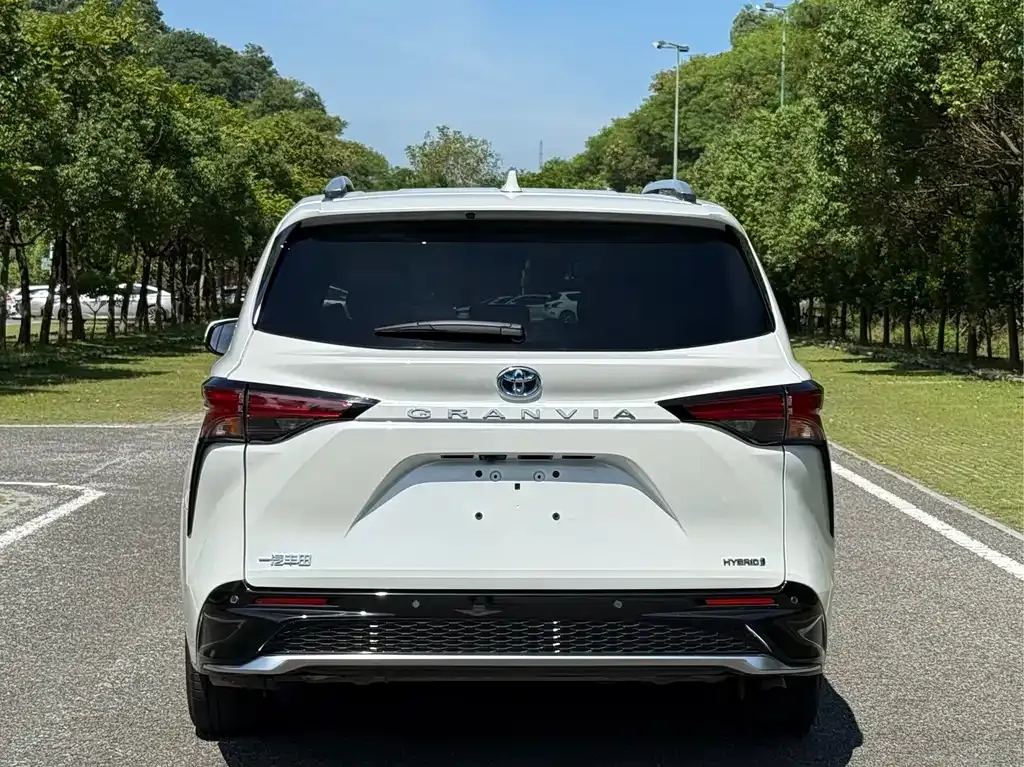 Toyota Granvia — фото 8