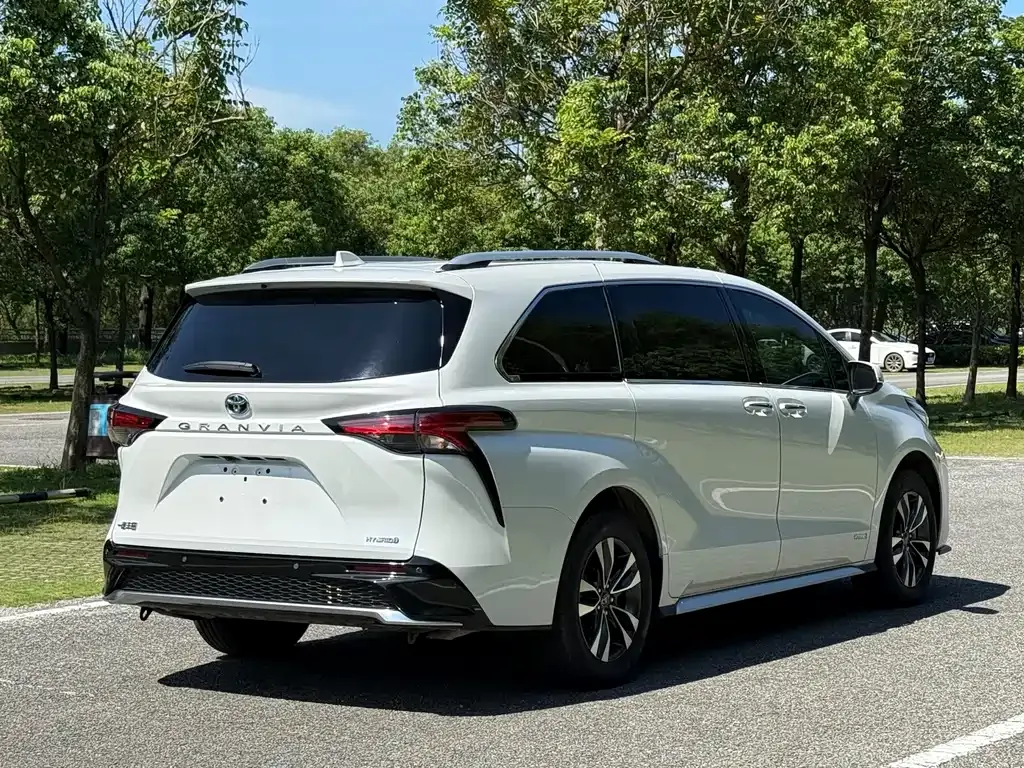 Toyota Granvia — фото 10