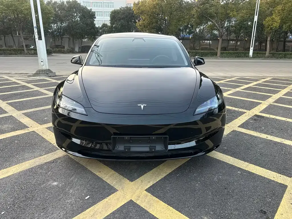 Tesla Model 3 — фото 1