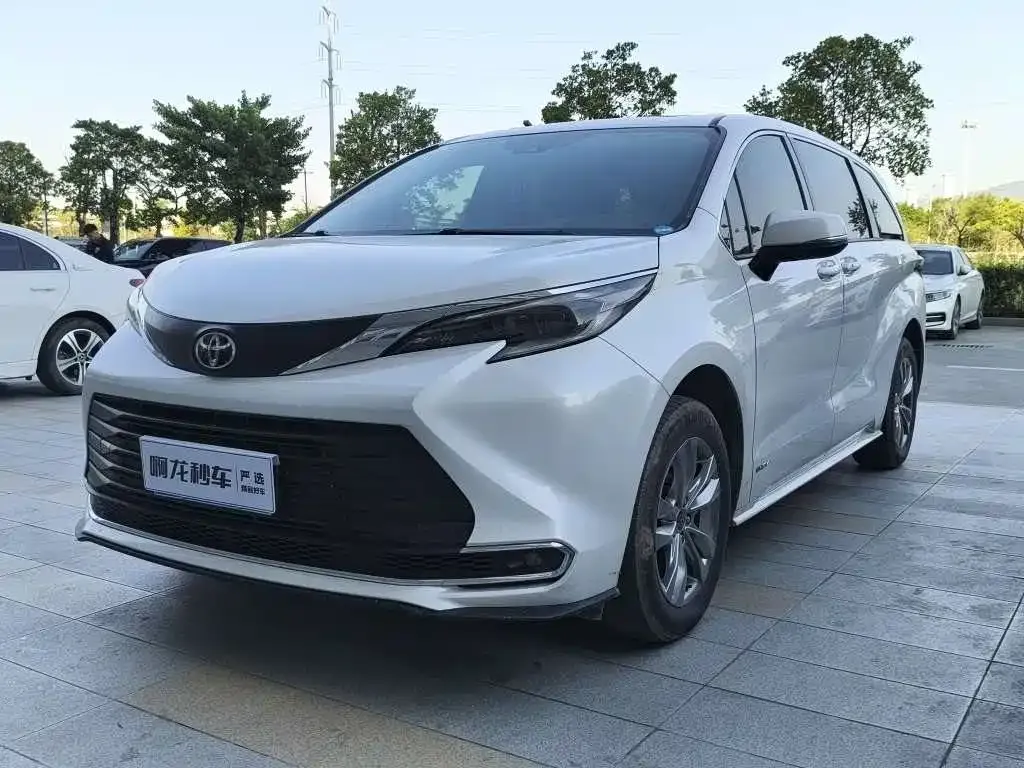 Toyota Sienna — фото 1