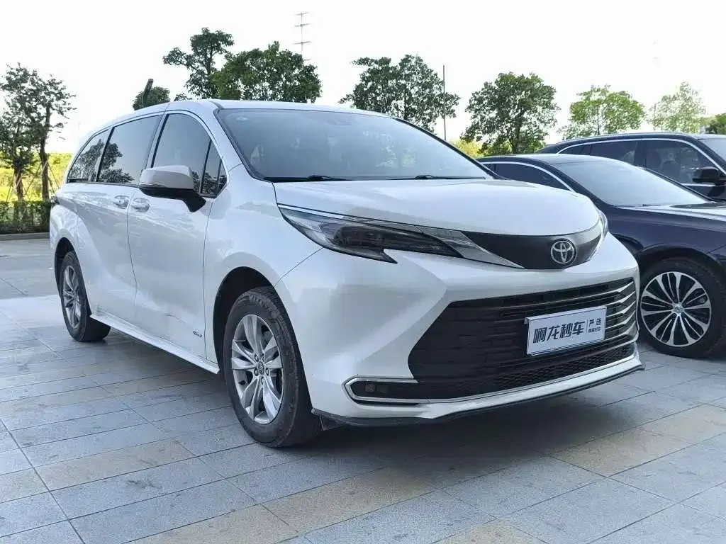 Toyota Sienna — фото 5