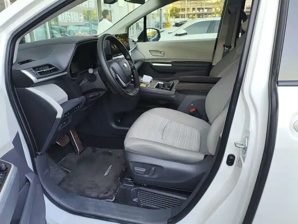 Toyota Sienna — фото 3