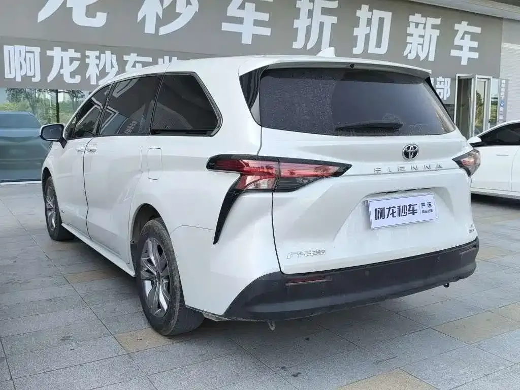 Toyota Sienna — фото 9