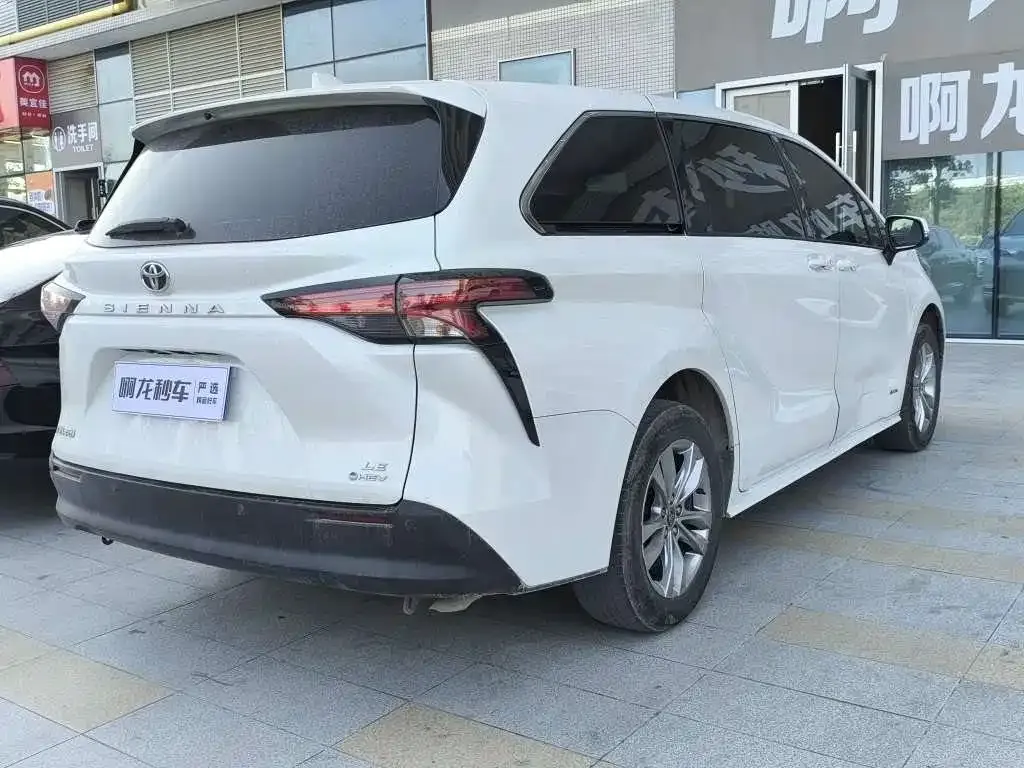 Toyota Sienna — фото 4