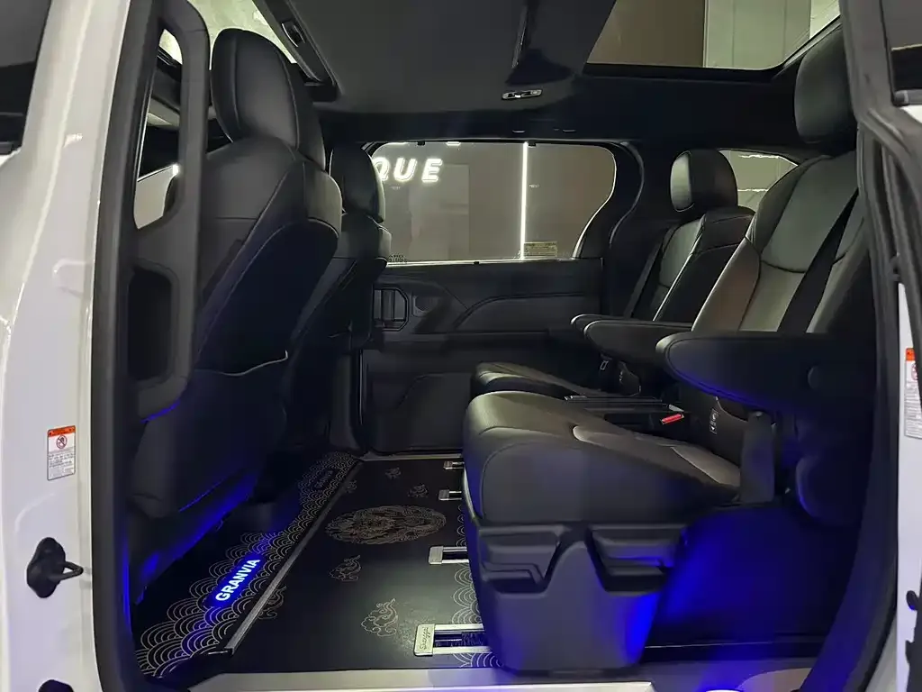 Toyota Granvia — фото 6