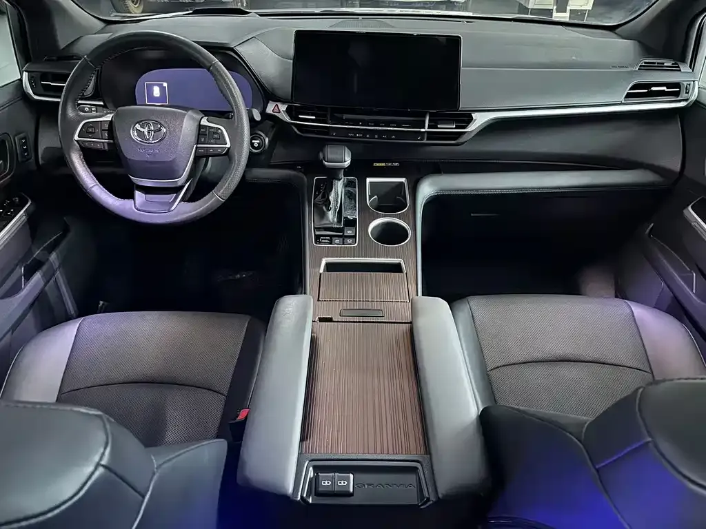 Toyota Granvia — фото 8