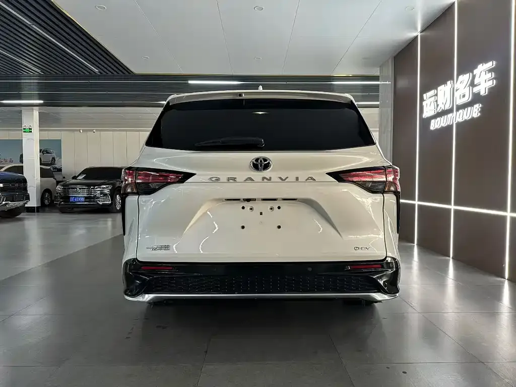 Toyota Granvia — фото 4